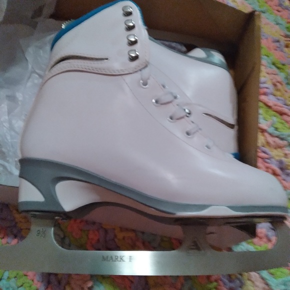 Jackson Ultima Figure Skates - Picture 3 of 5